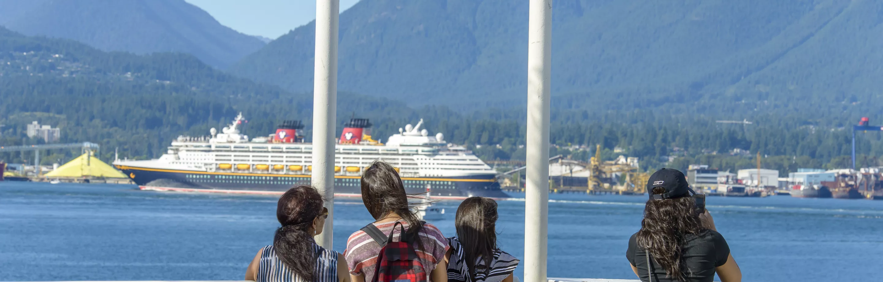 Petit groupe regardant un bateau de croisière