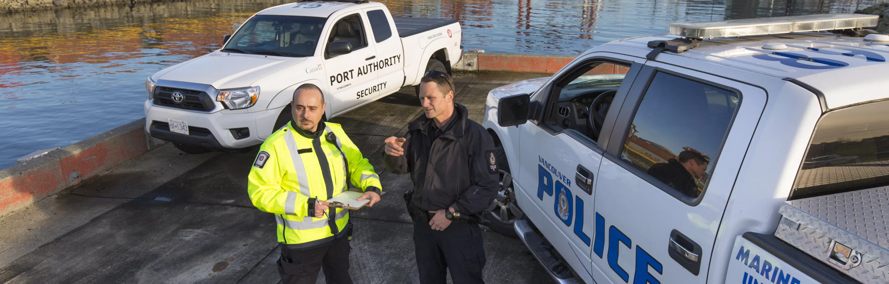 Police avec le personnel de l'autorité portuaire