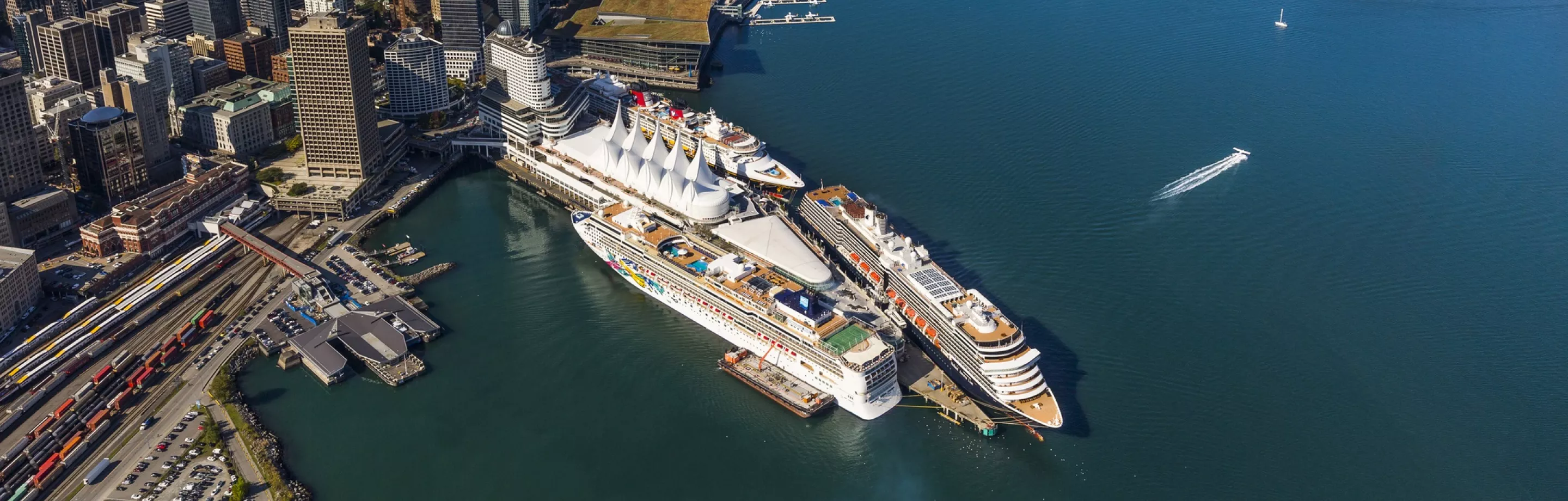 Vue aérienne des navires de croisière amarrés au terminal de croisière de Canada Place