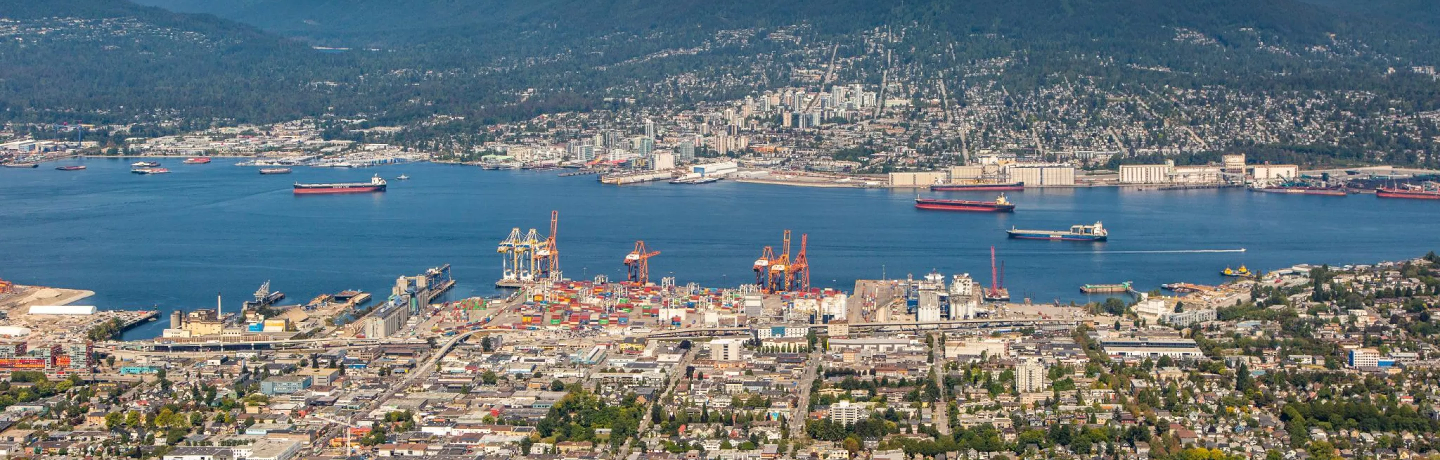 Photo aérienne de la baie Burrard depuis Vancouver, face aux montagnes du North Shore