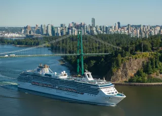 Un bateau de croisière navigue sous le pont Lions Gate