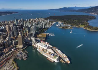 Vue aérienne des navires de croisière amarrés au terminal de croisière de Canada Place