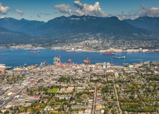 Photo aérienne du bras de mer Burrard depuis Vancouver, face aux montagnes du North Shore