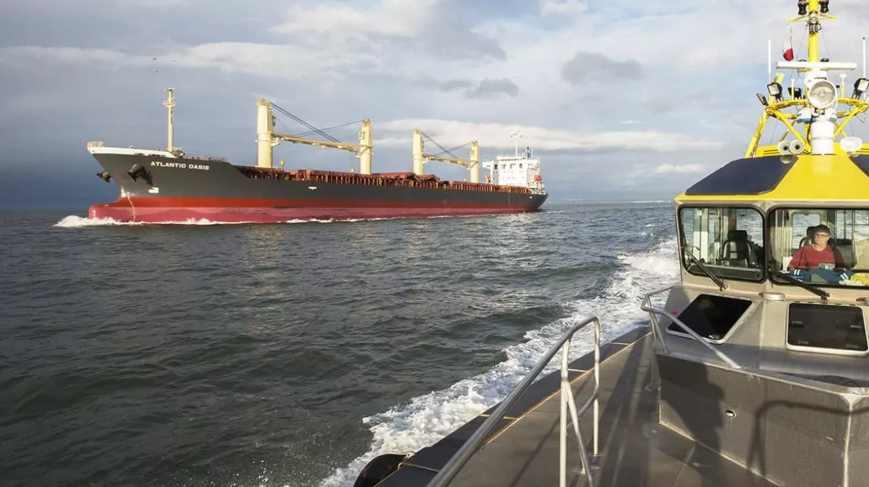 On the right, a ship is seen from the deck looking back. A large deep-sea ship can be seen in the background