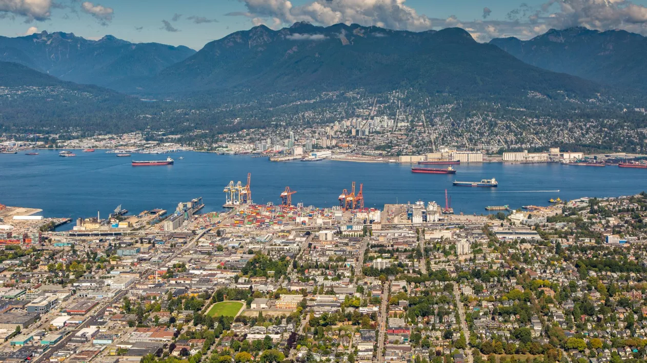 Photo aérienne de la baie Burrard depuis Vancouver, face aux montagnes du North Shore